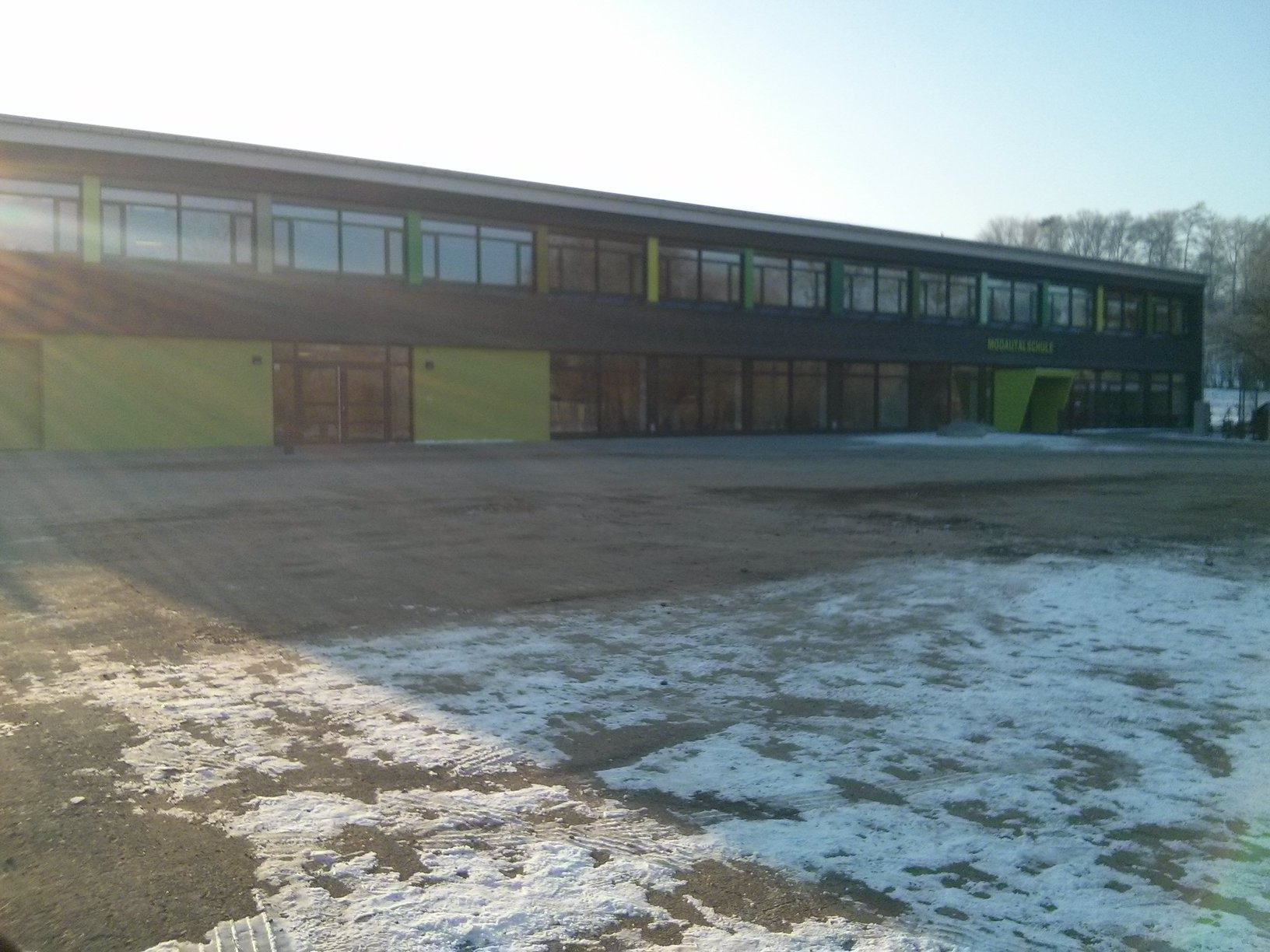 Freier Blick auf das Schulgebäude