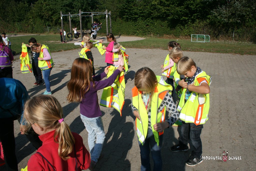 Die Kinder ziehen ihre neuen Westen an