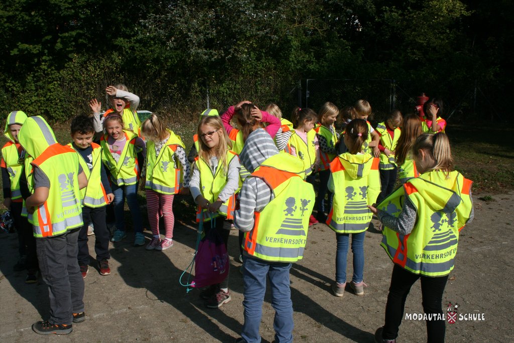 Die Kinder ziehen ihre Westen an