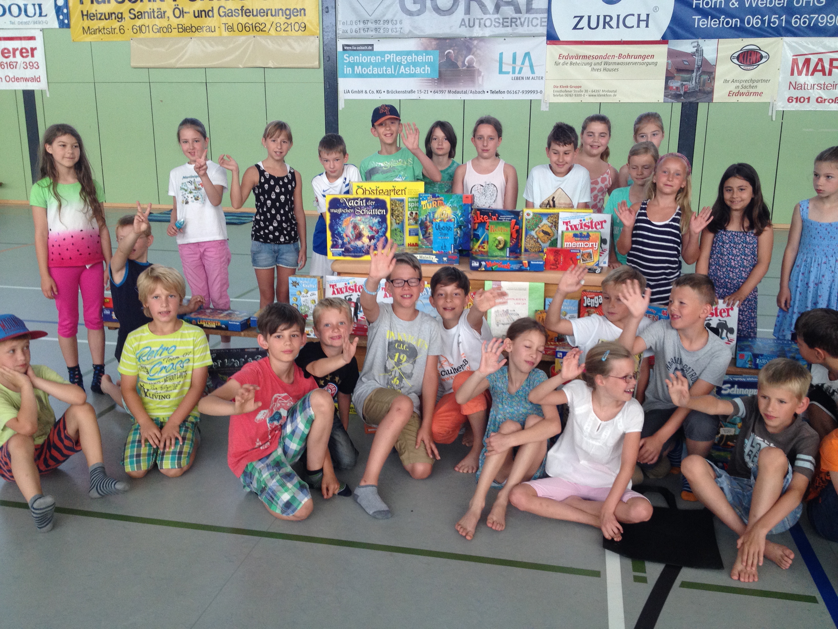 Spiele und Schulkinder