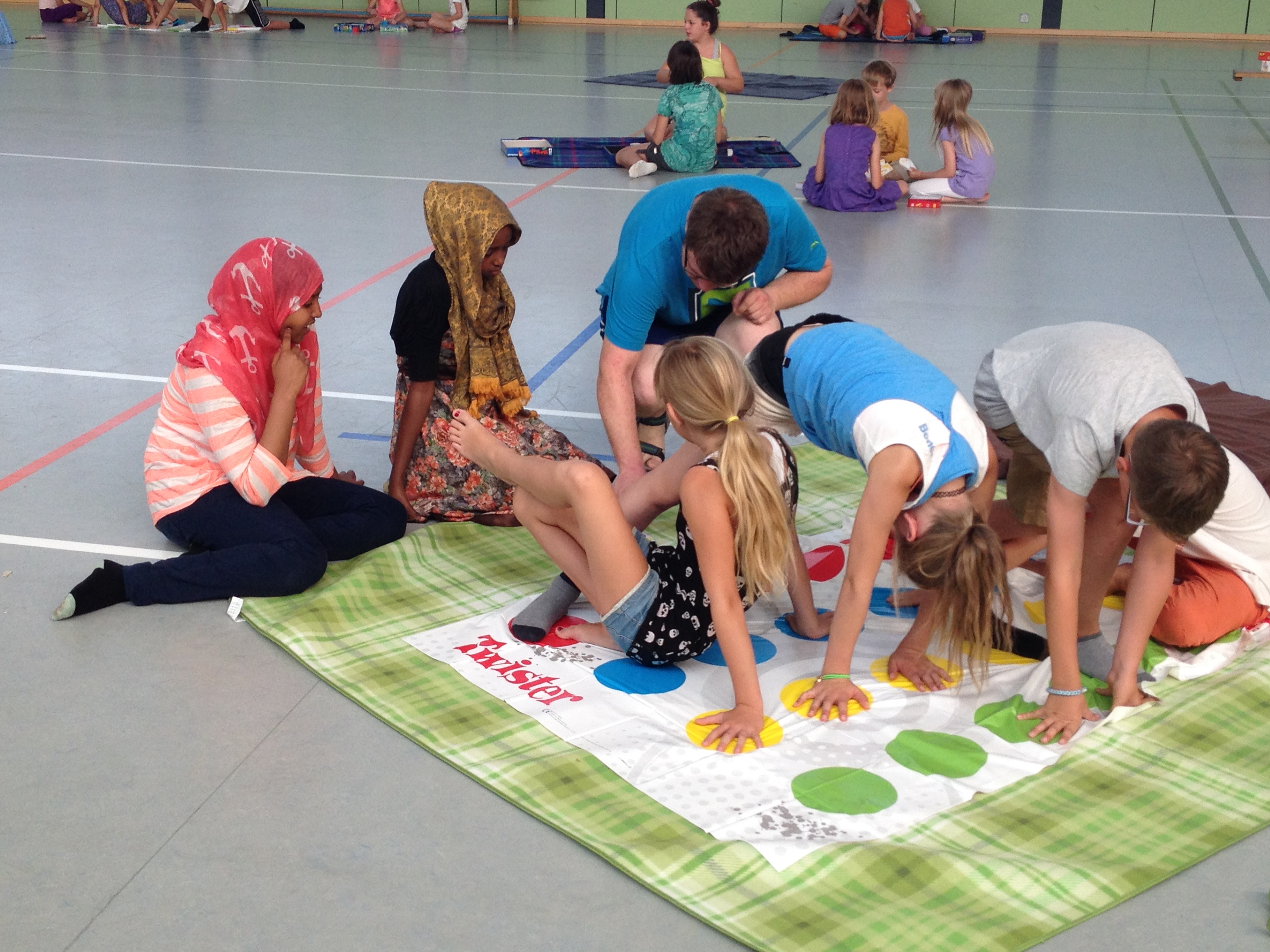 Schulkinder spielen Twister