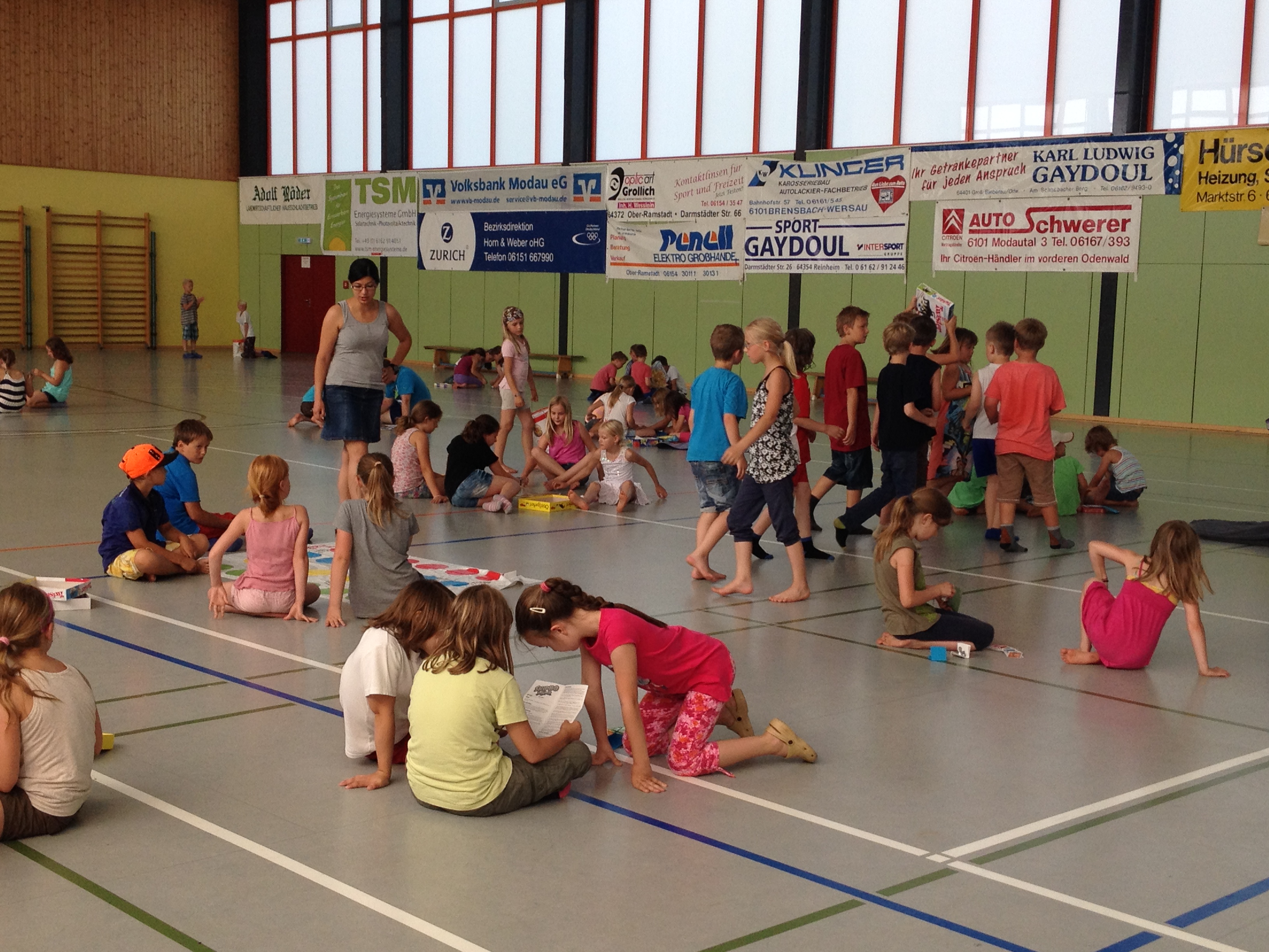 Spiele und Schulkinder