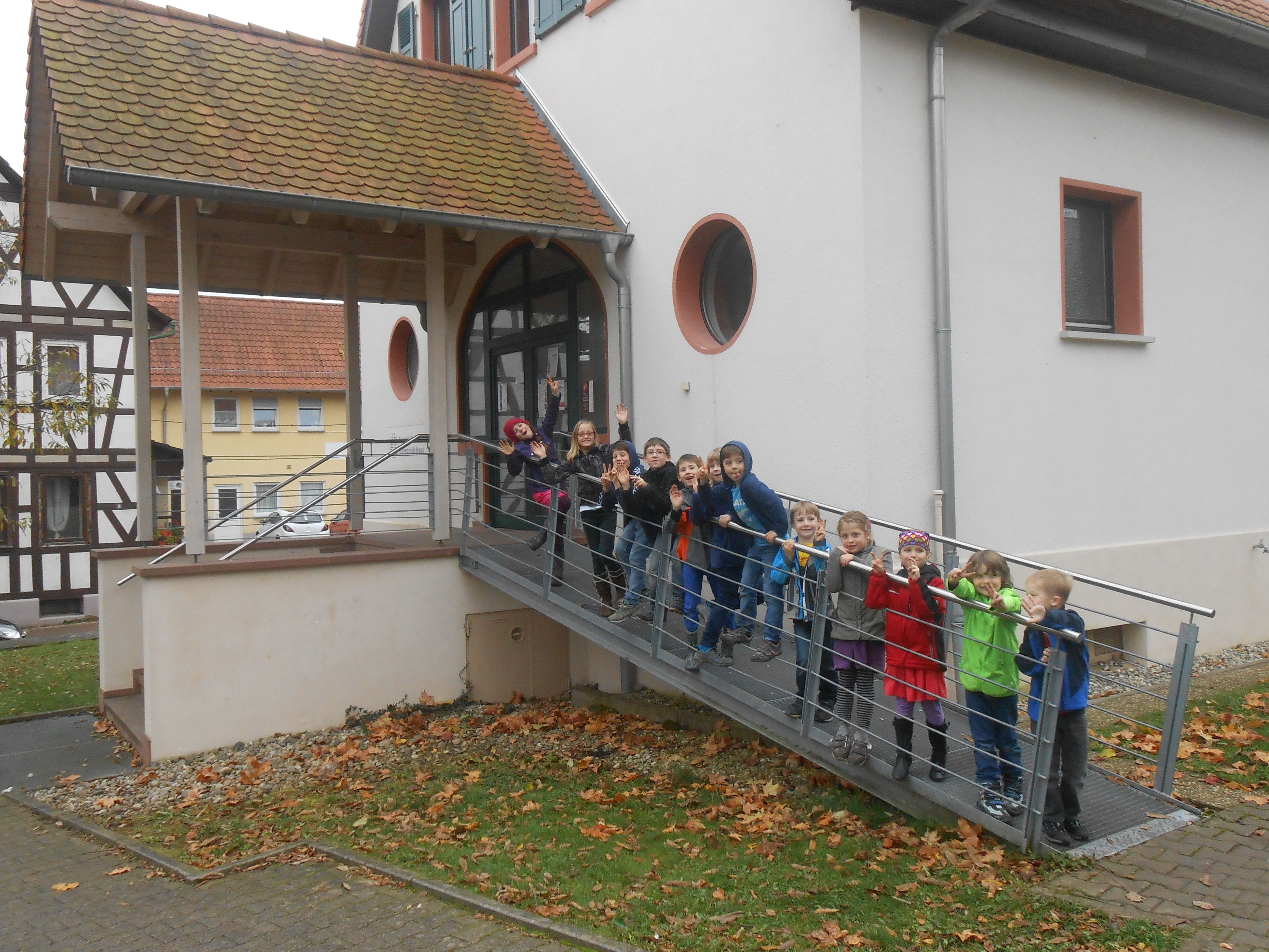 Betreuungskinder vor dem Gemeindehaus